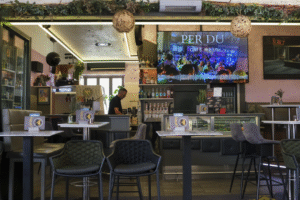 Außenbereich der Café Bar Per Du mit Terrasse am Rathausplatz Villach